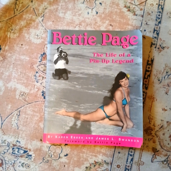 Bettie Page-The Life of a Legend book - Picture 1 of 3